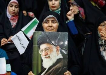 ایرانی خواتین کئی شعبوں میں مردوں سے آگے- خامنہ ای