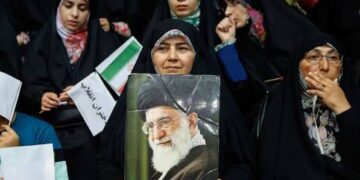 ایرانی خواتین کئی شعبوں میں مردوں سے آگے- خامنہ ای