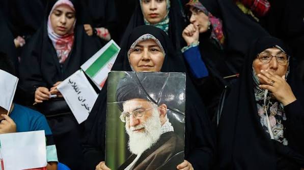 ایرانی خواتین کئی شعبوں میں مردوں سے آگے- خامنہ ای