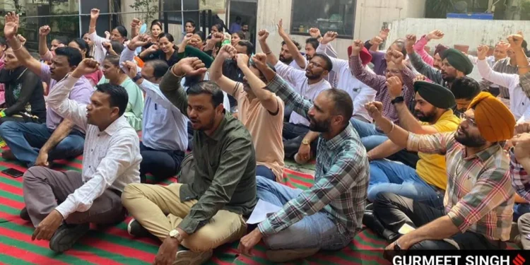 پنجاب میں 3 لاکھ سرکاری ملازمین ہڑتال پر