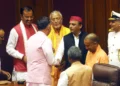 اکھلیش کے ساتھ یوگی کے وزیر کی تصویر منظر عام پر