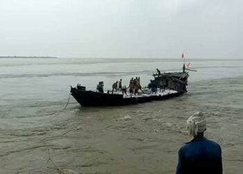 بیگوسرائے میں لوگوں سے بھری کشتی  ڈھاب ندی میں پلٹی، 2 افراد لاپتہ، 4 زخمی