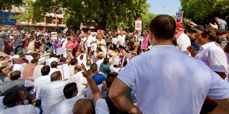 راہل اور اکھلیش سمیت 140 اراکین پارلیمنٹ دھرنے پر بیٹھے